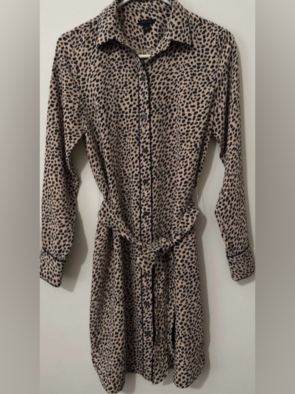 Ann Taylor Tan/Black Cheetah Print Shirt Dress W/shirt tail 
No Belt. 
EUC